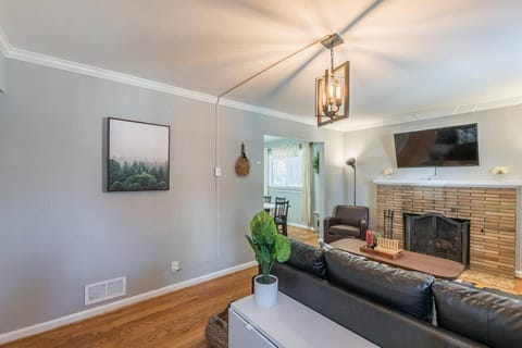 Enchanting historic townhouse by CozySuites House in Alexandria