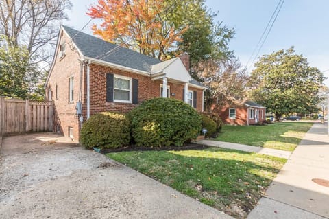 Enchanting historic townhouse by CozySuites House in Alexandria