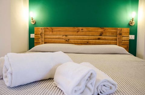Bed, Bedroom, towels