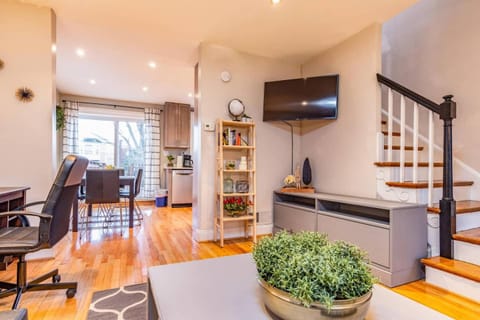 Gorgeous Home 10 min to DC by CozySuites House in Alexandria