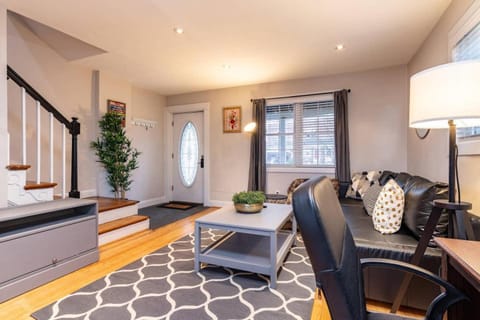 Gorgeous Home 10 min to DC by CozySuites House in Alexandria