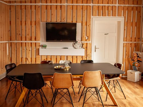 Game Room, Dining area