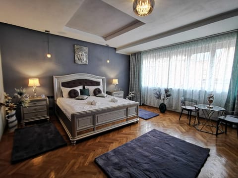 Bed, Other, Photo of the whole room, Decorative detail, Bedroom