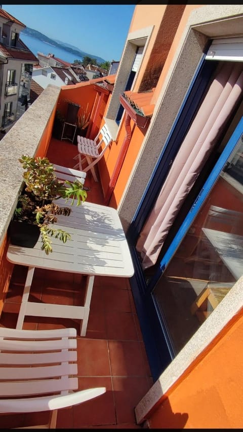 ÁTICOS CON TERRAZA VISTAS URBANOS 100 playa Apartment in Portonovo