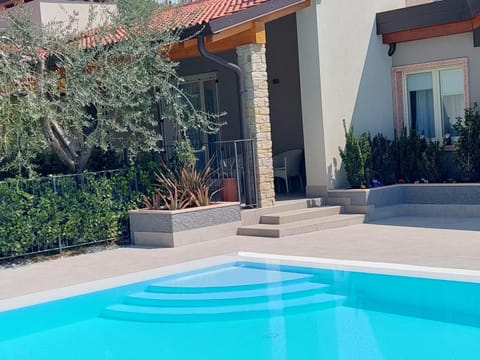 Casa Pergola 2 - Fronte piscina, parking Apartment in Bardolino