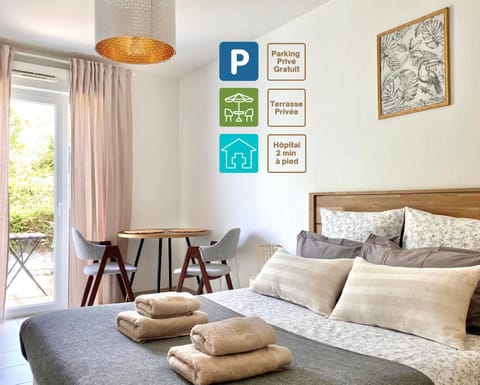 Photo of the whole room, Bedroom