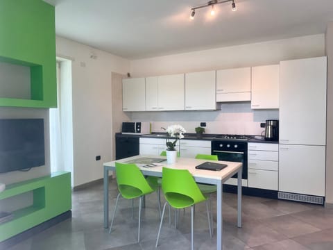 Kitchen or kitchenette, Dining area, dishwasher