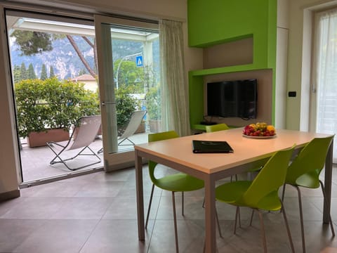 Communal lounge/ TV room, TV and multimedia, Living room, Seating area, Dining area, Evening entertainment