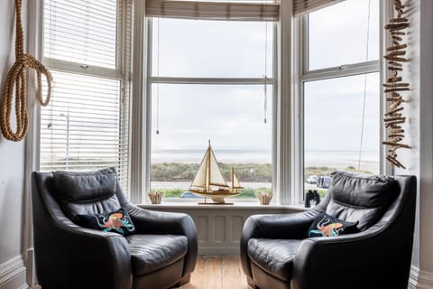 Beach Lookout - SEA VIEWS Apartment in Lytham St Annes
