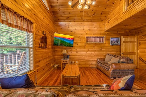 American Eagle Cabin, FREE tickets 3 bed 3 bath with game room, hot tub, Wi-Fi, easy roads Cabin in Sevierville