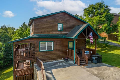 American Eagle Cabin, FREE tickets 3 bed 3 bath with game room, hot tub, Wi-Fi, easy roads Cabin in Sevierville