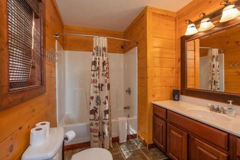 All About the View-Free Dollywood ticket, 5 BR, 4 Bath Family retreat w mountain views, privacy House in Pigeon Forge