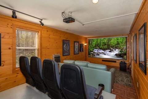 All About the View-Free Dollywood ticket, 5 BR, 4 Bath Family retreat w mountain views, privacy House in Pigeon Forge