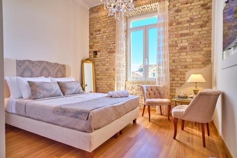 Bed, Photo of the whole room, Seating area, Bedroom