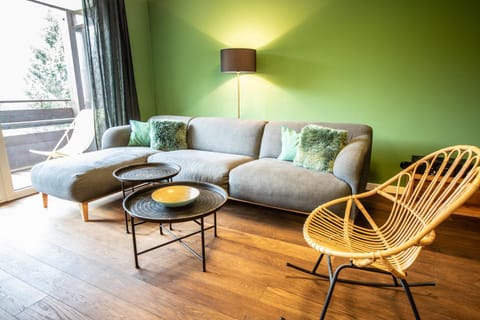 Kitchen or kitchenette, Seating area