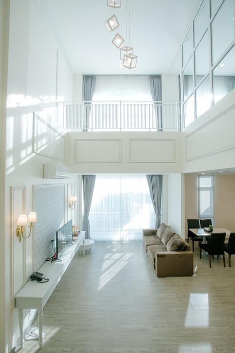 Communal lounge/ TV room, TV and multimedia, Living room, Seating area, Evening entertainment