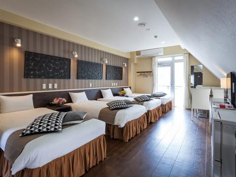 Photo of the whole room, air conditioner