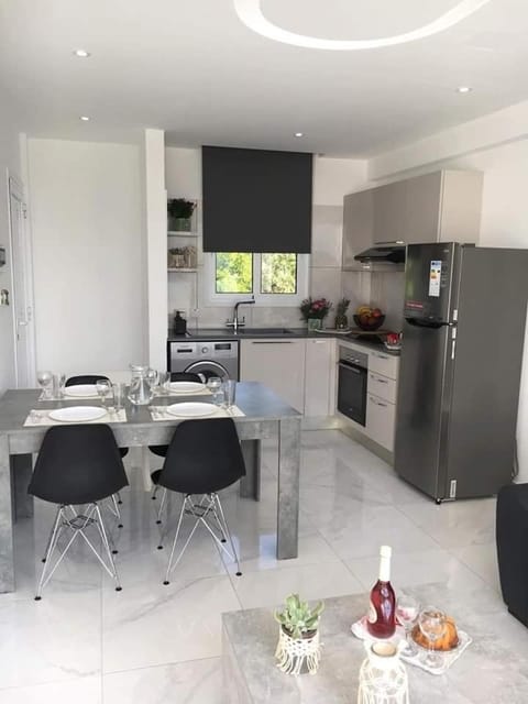 Coffee/tea facilities, Kitchen or kitchenette, Dining area