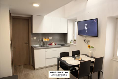 Kitchen or kitchenette, Dining area, stove