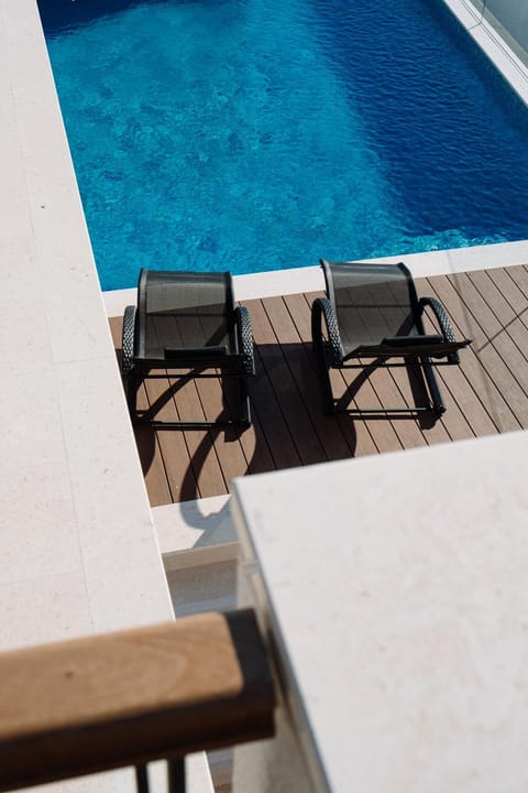 Day, Swimming pool, sunbed