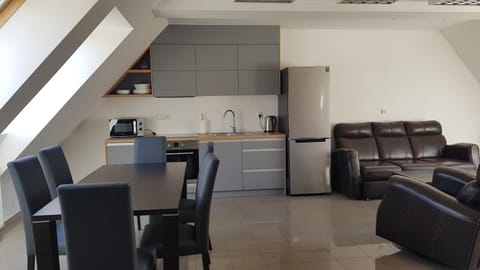 Kitchen or kitchenette, Living room, Seating area, Dining area
