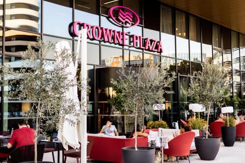 Property building, Restaurant/places to eat, People, Seating area, Logo/Certificate/Sign