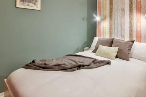 Valletta Art House - Retro Bordello Apartment in Valletta