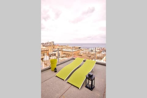 View (from property/room), Balcony/Terrace, City view