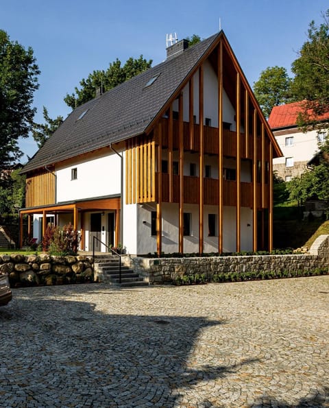 Property building, Patio, Facade/entrance, Garden, Garden, Balcony/Terrace, Parking