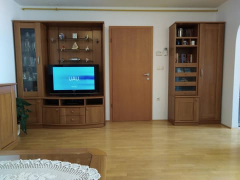 Communal lounge/ TV room, Library, TV and multimedia, Living room