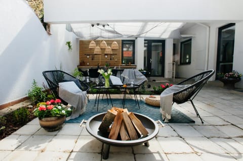 BBQ facilities, Coffee/tea facilities, Balcony/Terrace, Balcony/Terrace, Kitchen or kitchenette, Lounge or bar, Seating area