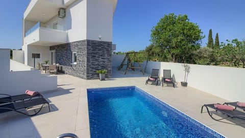 Area and facilities, Swimming pool