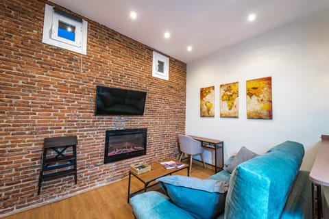 TV and multimedia, Living room, Seating area, flat iron