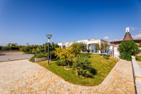 Property building, Neighbourhood, Garden