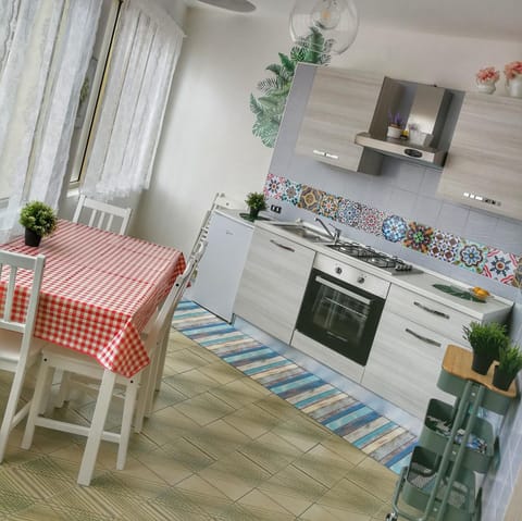 Kitchen or kitchenette, Dining area, oven, stove