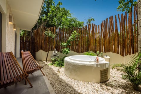 Natural landscape, Hot Tub, Balcony/Terrace, Seating area