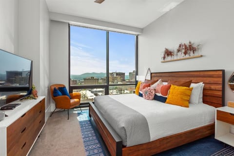 Bed, Natural landscape, TV and multimedia, View (from property/room), Photo of the whole room, Seating area, Bedroom, City view, Mountain view