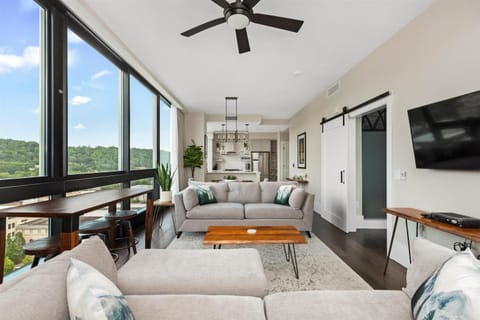 Natural landscape, TV and multimedia, Living room, Seating area