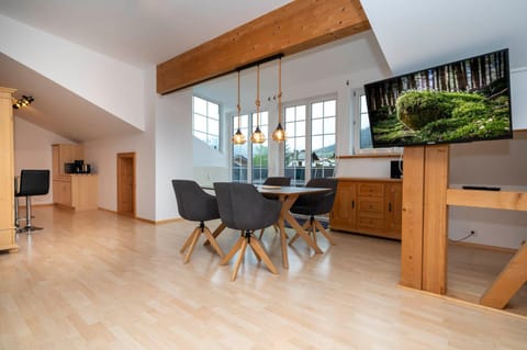 TV and multimedia, Kitchen or kitchenette, Dining area