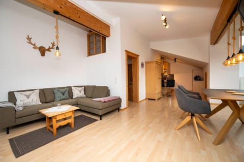 TV and multimedia, Kitchen or kitchenette, Living room, Seating area, Dining area