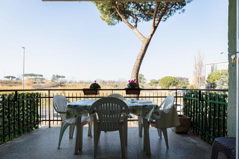 View (from property/room), Balcony/Terrace, Dining area