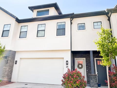 Kantada in the Sun - Poolside Retreat House in Santa Clara