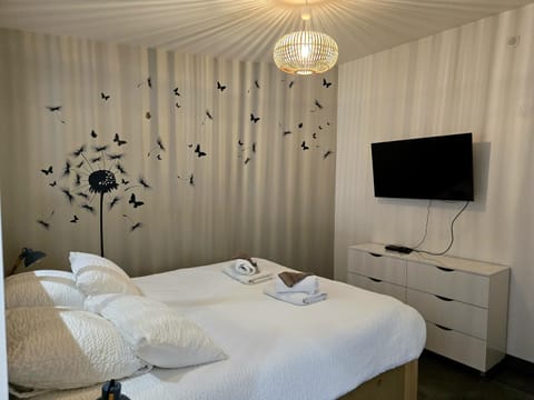Bed, storage, towels