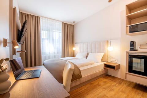 Bed, TV and multimedia, Living room, Photo of the whole room, Seating area, Bedroom, minibar