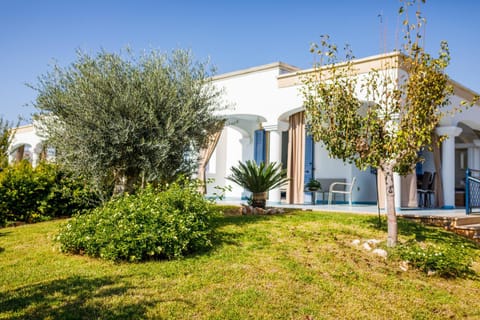 Property building, Patio, Facade/entrance, Garden