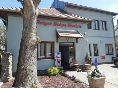 Facade/entrance