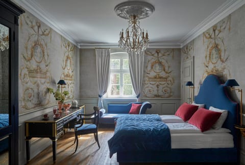 Bed, Seating area, Bedroom