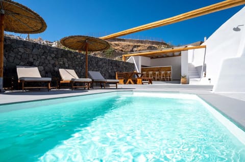 Swimming pool, sunbed