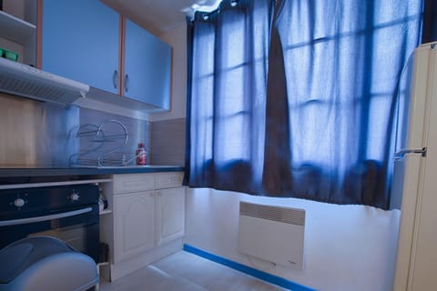 Kitchen or kitchenette, kitchen