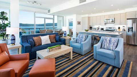 Kitchen or kitchenette, Living room, Seating area, Dining area, minibar, pet friendly, stove